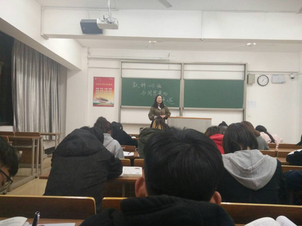 图为同学们在思考有关活动的问题,黄莺摄_副本.jpg 图为同学们在思考有关活动的问题,黄莺摄_副本.jpg