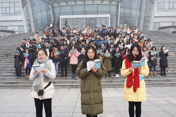 早起晨读 为梦起航 朱凌璇 摄.jpg 早起晨读 为梦起航 朱凌璇 摄.jpg