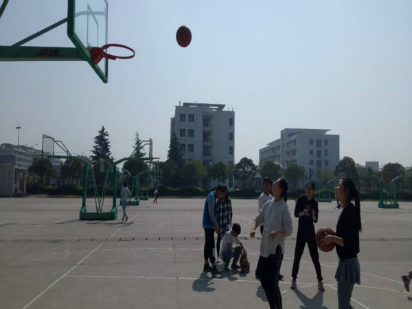 图为班级成员参加“定点投篮”项目比赛 姚月摄_meitu_1.jpg 图为班级成员参加“定点投篮”项目比赛 姚月摄_meitu_1.jpg