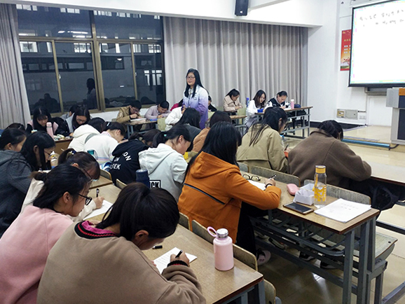 图为支部成员书写心得感悟 ,胡维莉摄.jpg