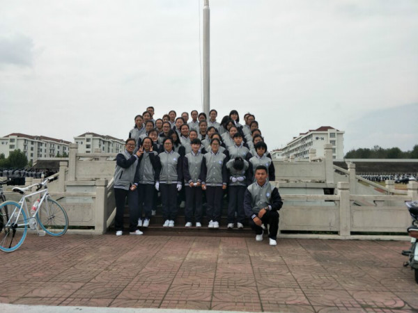 图为1711班集体参观周恩来纪念馆合影,周瑞君摄_meitu_1.jpg 图为1711班集体参观周恩来纪念馆合影,周瑞君摄_meitu_1.jpg