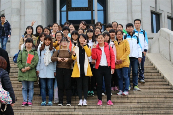 图为同学在恩来纪念馆前合照.jpg 图为同学在恩来纪念馆前合照.jpg