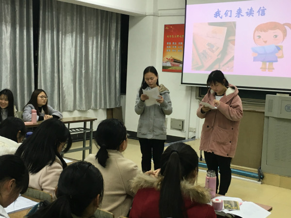 图为支部成员自我演绎书信内容 丁澜摄_meitu_10.jpg