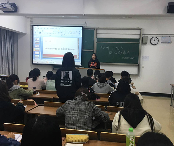 图为同学交流未来畅想,王荣摄.jpg