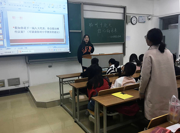 图为同学提模拟议案,王荣摄.jpg