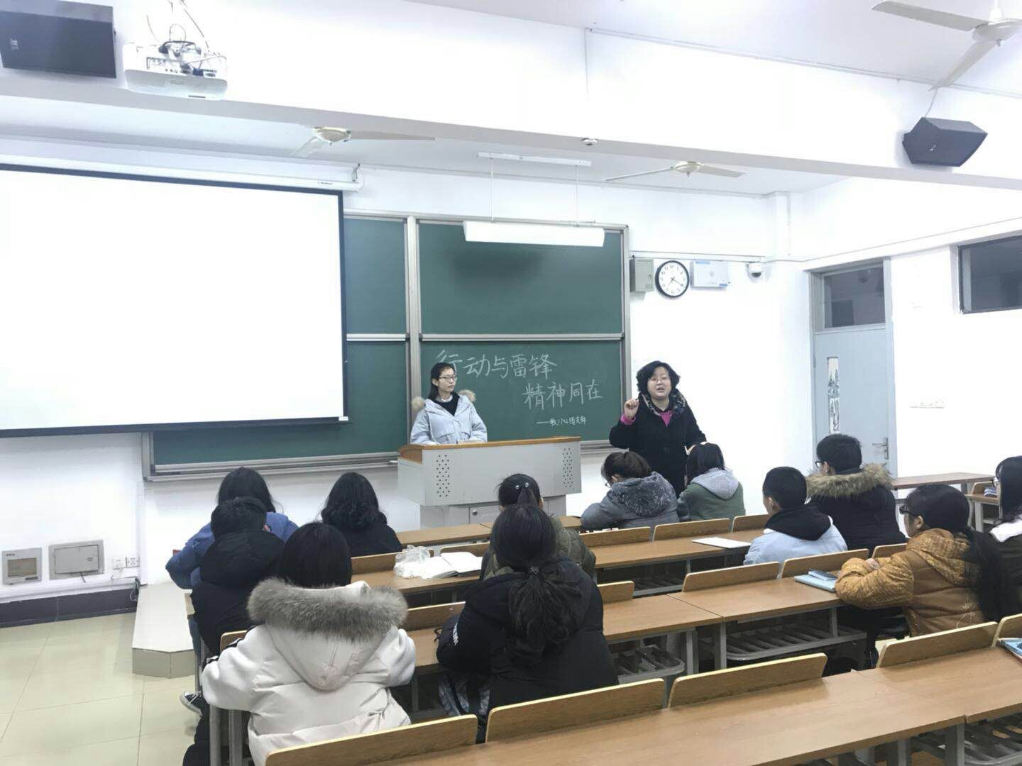 图为“班主任总结本次团日活动”,杨怡琳摄.jpg 图为“班主任总结本次团日活动”,杨怡琳摄.jpg